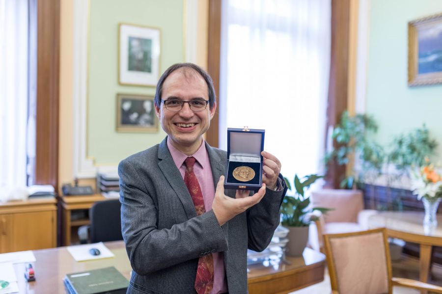 Prof. Newerkla s čestnou medailí J. Dobrovského.